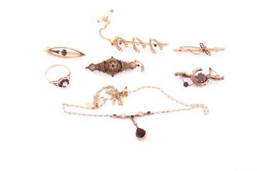 Lot 640 - Five various bar brooches including one set...