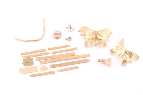 Lot 557 - A collection of yellow metal pieces Iincluding...