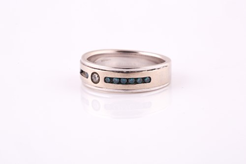 Lot 470 - A diamond and blue diamond ring The 14ct white...