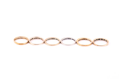 Lot 593 - A collection of diamond and coloured diamond...