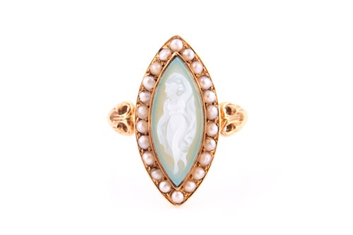 Lot 479 - A chalcedony cameo ring,the lozenge-shaped...