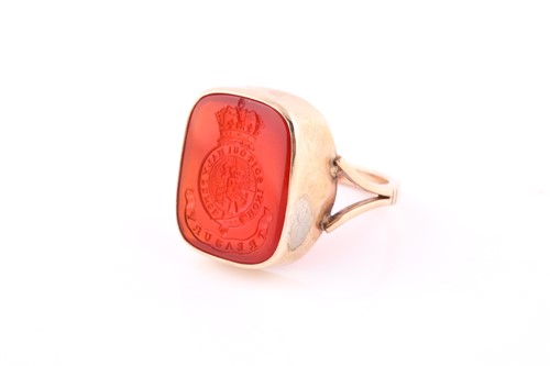 Lot 371 - A gentleman's signet ring, the carnelion...