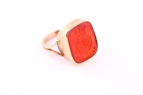 Lot 371 - A gentleman's signet ring, the carnelion...