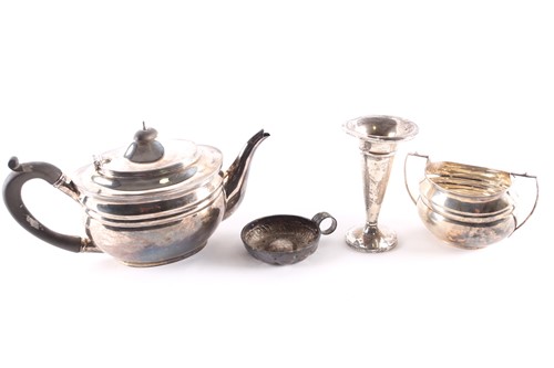 Lot 804 - An early 20th-century silver teapot, London...