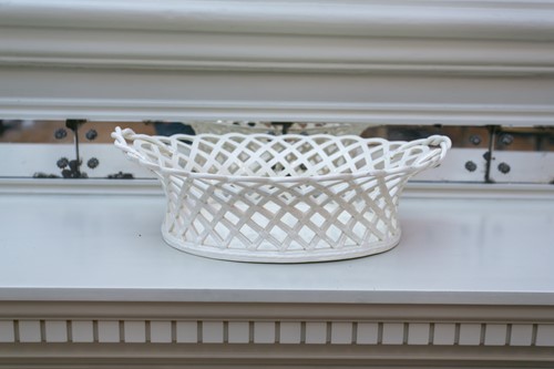 Lot 126 - A late 18th century creamware basket, probably...