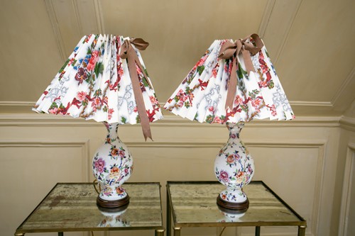 Lot 17 - A pair of Ironstone style 'Chinese Rose'...