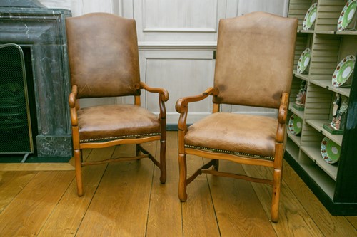 Lot 74 - A pair of French Regence style pine throne...