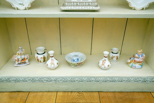 Lot 86 - A group of 19th and 20th century ceramics to...