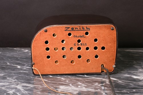 Lot 263 - A Zenith vintage bakelite radio, model 6 D 311,...