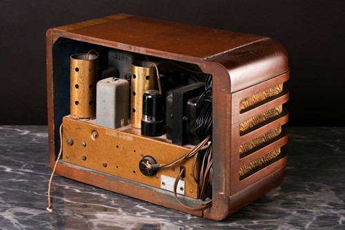 Lot 285 - A Zenith vintage tabletop valve radio, circa...