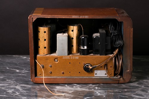 Lot 285 - A Zenith vintage tabletop valve radio, circa...