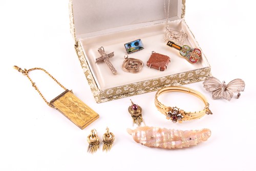 Lot 454 - A collection of Victorian and later jewellery...