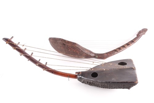 Lot 184 - A Mangbetu bow harp, Adungu, 20th century, the...