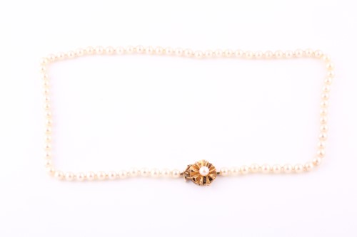 Lot 559 - Single strand cultured pearl necklace, light...