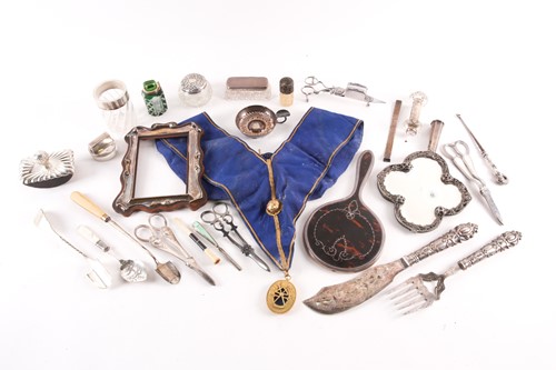 Lot 822 - A mixed collection of silver plated items,...