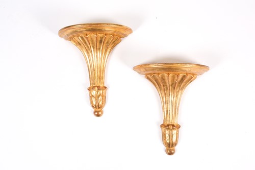 Lot 259 - A pair of giltwood wall brackets of classical...