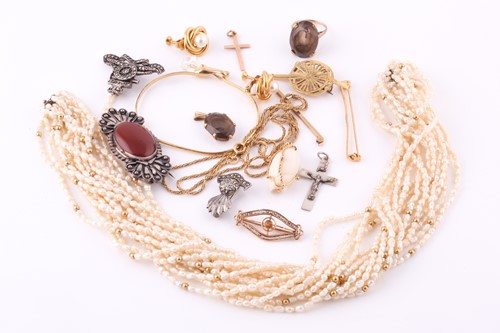 Lot 649 - A gold chain, stamped '750', a brooch...