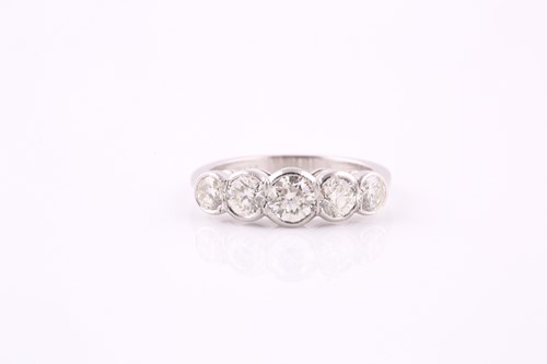 Lot 601 - Five stone diamond ring, graduated round...