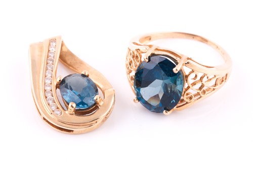 Lot 481 - A blue topaz ring, to yellow precious metal...