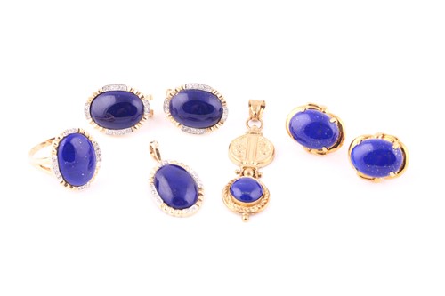 Lot 476 - A suite of three blue hardstone and lapis...