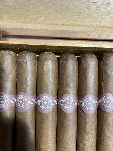 Lot 239 - A boxed set of 25 Montecristo 'A' Havana...