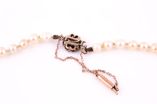 Lot 208 - A single strand pearl necklace, light cream...