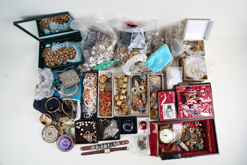 Lot 43 - A quantity of assorted costume jewellery, to...
