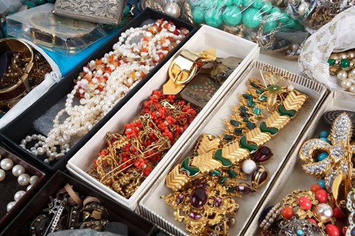 Lot 43 - A quantity of assorted costume jewellery, to...