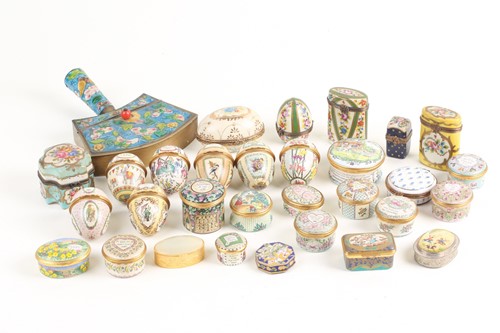 Lot 535 - A small collection of decorative porcelain and...