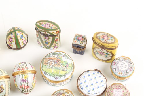 Lot 535 - A small collection of decorative porcelain and...