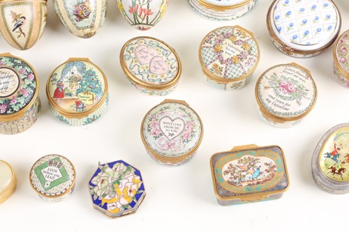 Lot 535 - A small collection of decorative porcelain and...