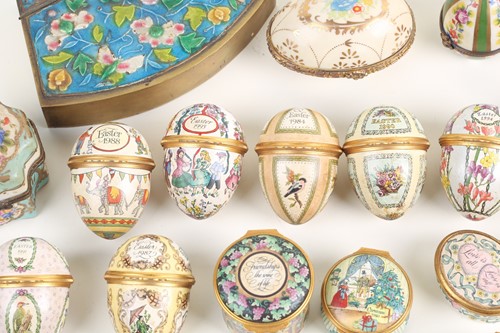 Lot 535 - A small collection of decorative porcelain and...