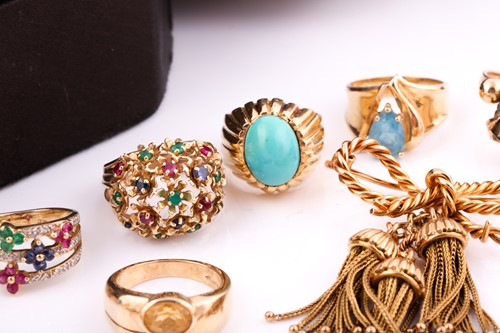 Lot 285 - A collection of yellow gold jewellery,...