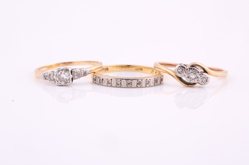 Lot 126 - A three stone diamond ring, the diamonds with...