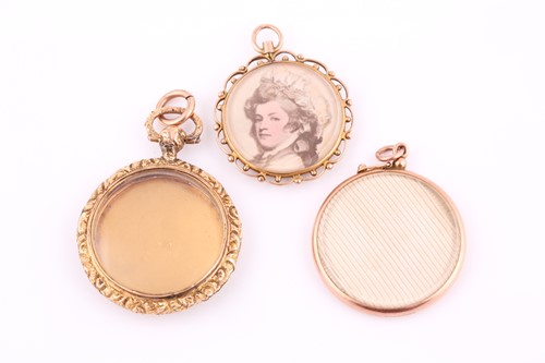 Lot 174 - An Edwardian 9ct yellow gold fob locket with...