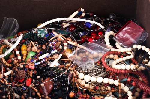 Lot 146 - A large quantity of costume jewellery and...