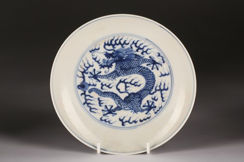 Lot 136 - A Chinese blue and white dragon saucer dish,...