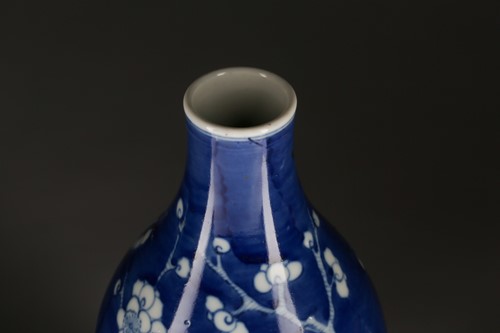 Lot 178 - A Chinese Huluping (double gourd) blue and...