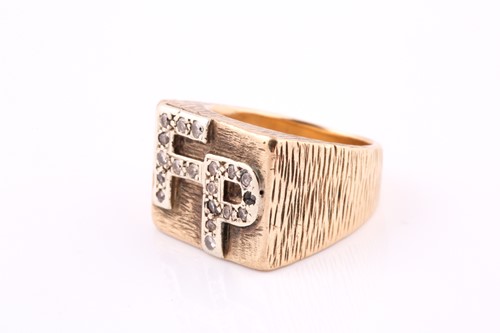 Lot 22 - A 9ct yellow gold textured 'initial' ring, the...