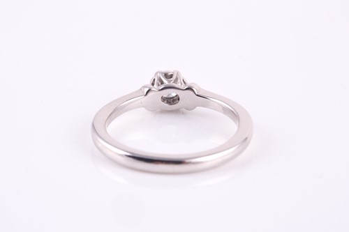 Lot 124 - A single stone diamond ring, the round...