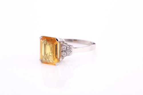 Lot 16 - A yellow sapphire and diamond ring, the...