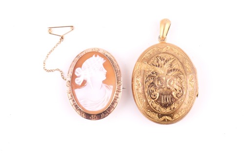 Lot 255 - A yellow metal mounted cameo brooch, depicting...