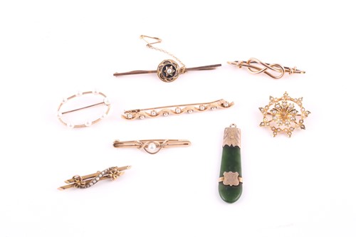 Lot 139 - Six antique and later pearl set brooches,...