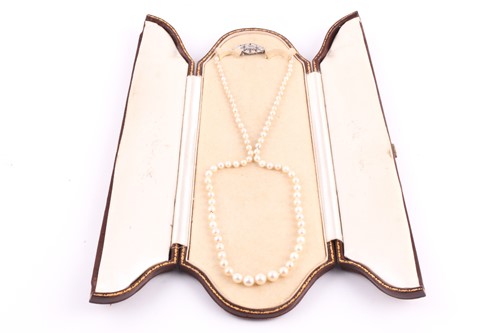 Lot 273 - A pearl necklace; the single graduated row of...
