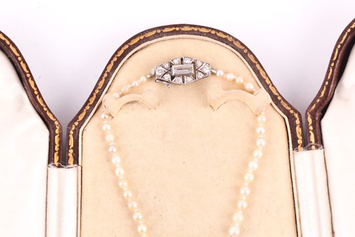 Lot 273 - A pearl necklace; the single graduated row of...