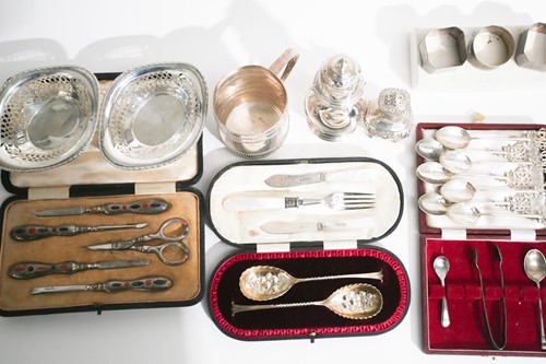 Lot 369 - A quantity of silver, to include a Victorian...