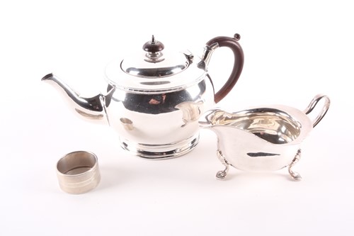 Lot 379 - A silver teapot; Birmingham 1934 by Elkington...