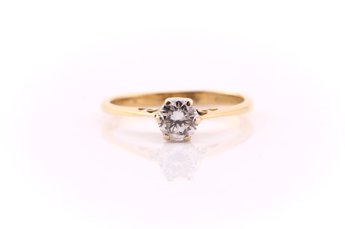 Lot 789 - A single stone diamond ring; the round...