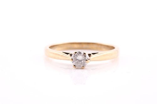 Lot 27 - A single stone diamond ring; the round...