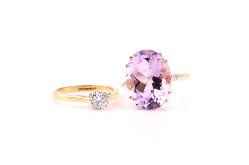 Lot 562 - A single stone diamond ring; the round...